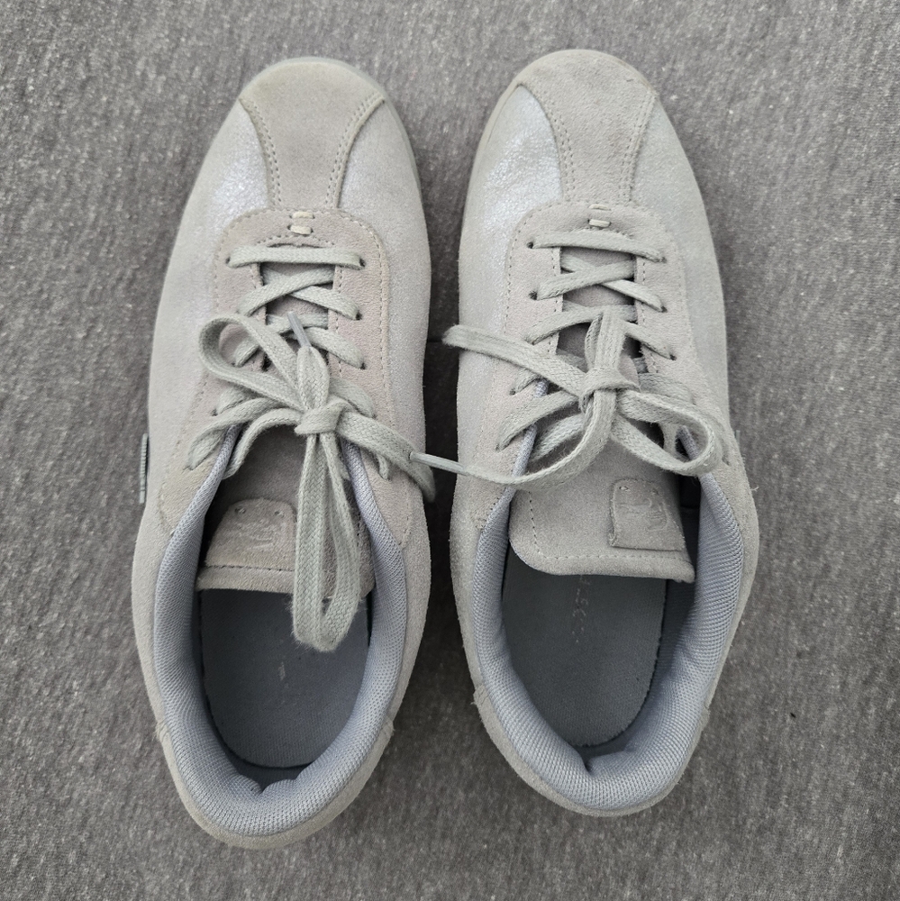 Lacoste women shinny grey US 6 sneakers